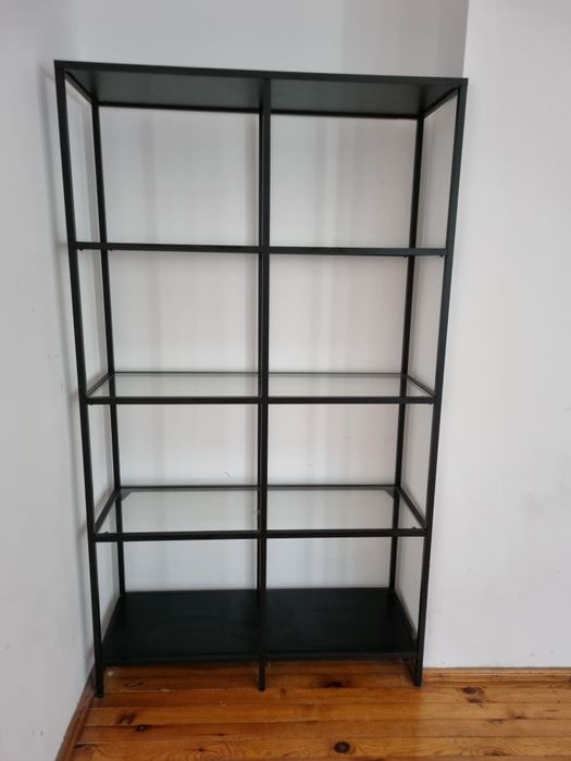 Regał metalowy ze szklanymi półkami Ikea