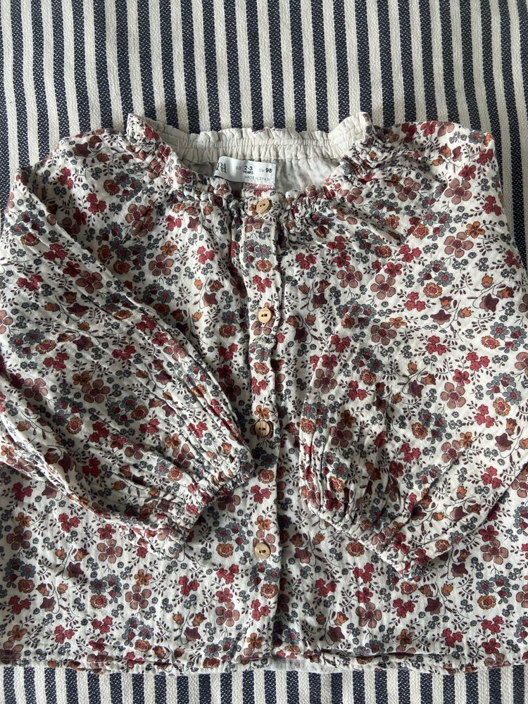 Koszulka bluzka w drobne kwiatuszki z guziczkami Zara 98