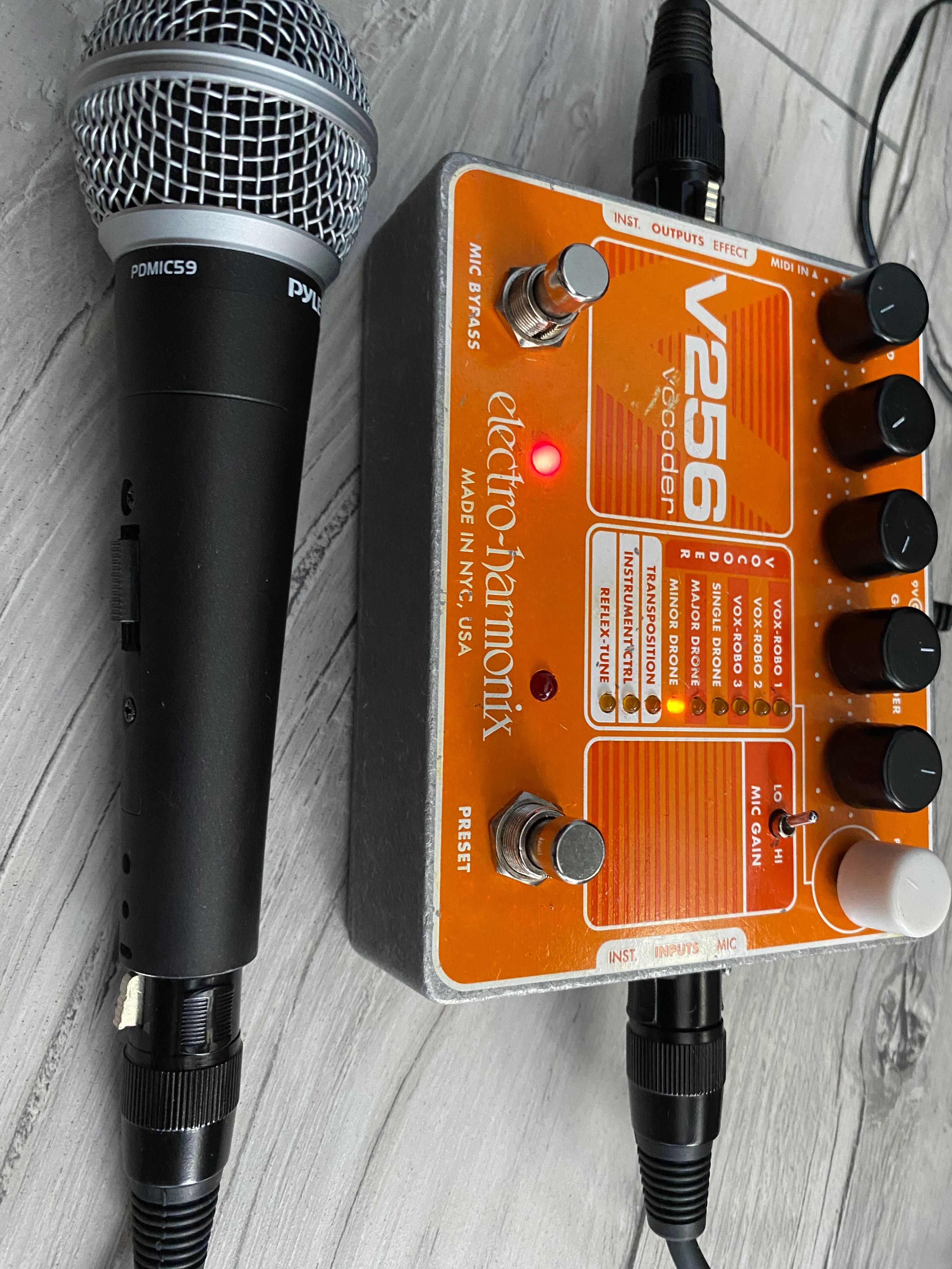 Vocoder harmonix v 256 modulator głosu z mikrofonem