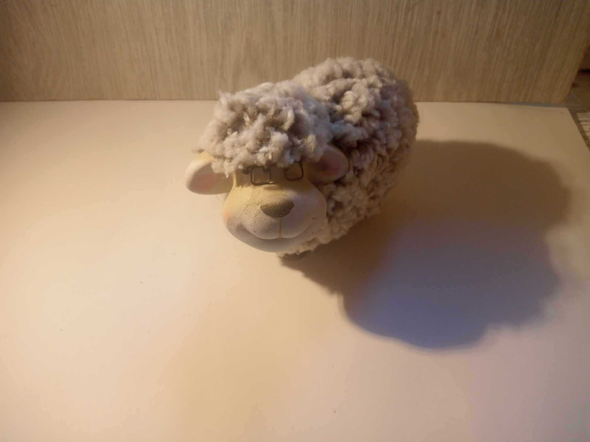 Puchata owieczka w okularach figurka porcelanowa