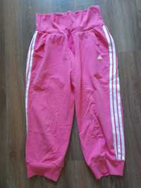Różowe Adidas spodnie dresowe.