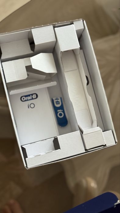 Коробка від зубної щітки Oral-B iO 6
