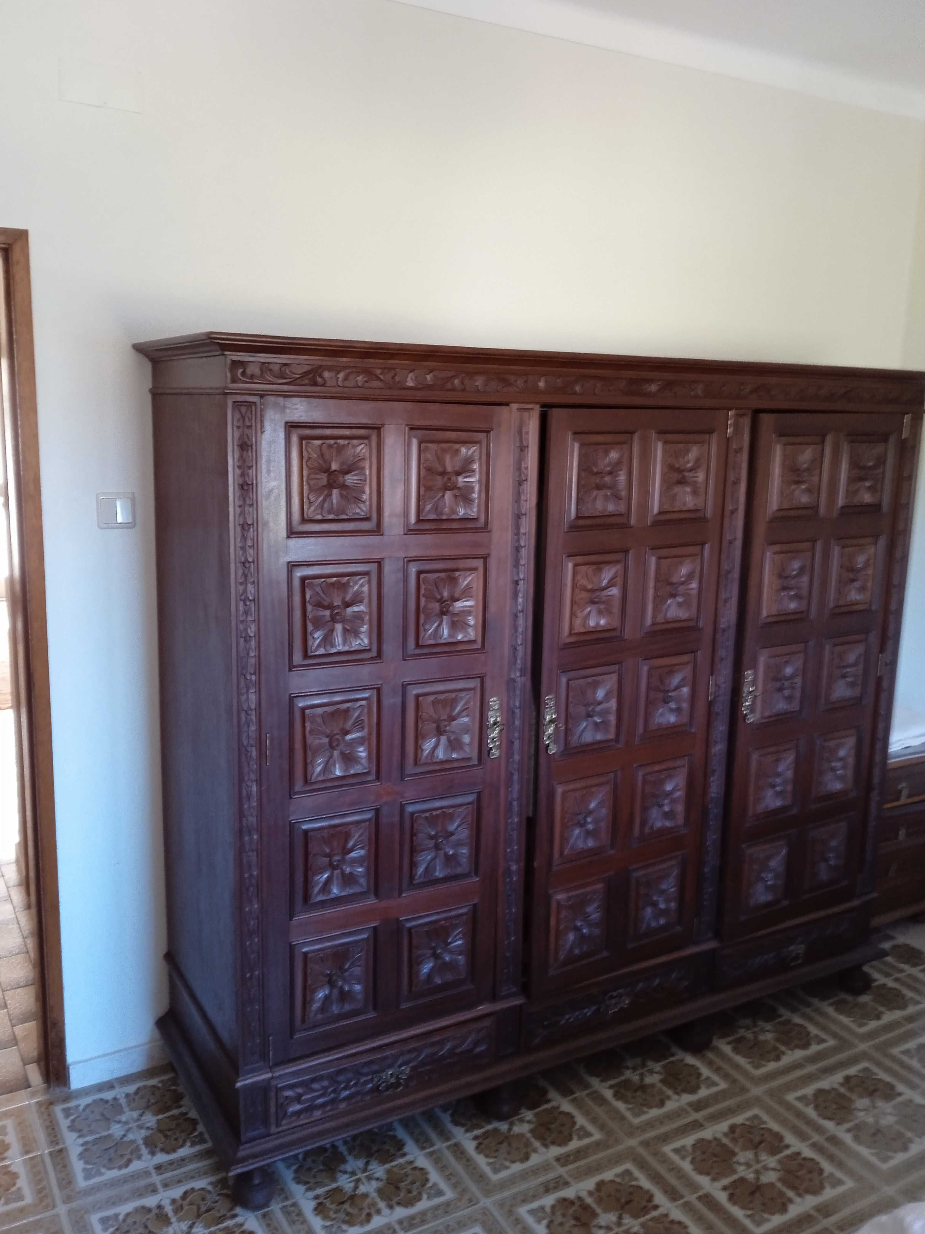 Móvel de QUARTO COMPLETO (Colchão incluído) em Nogueira