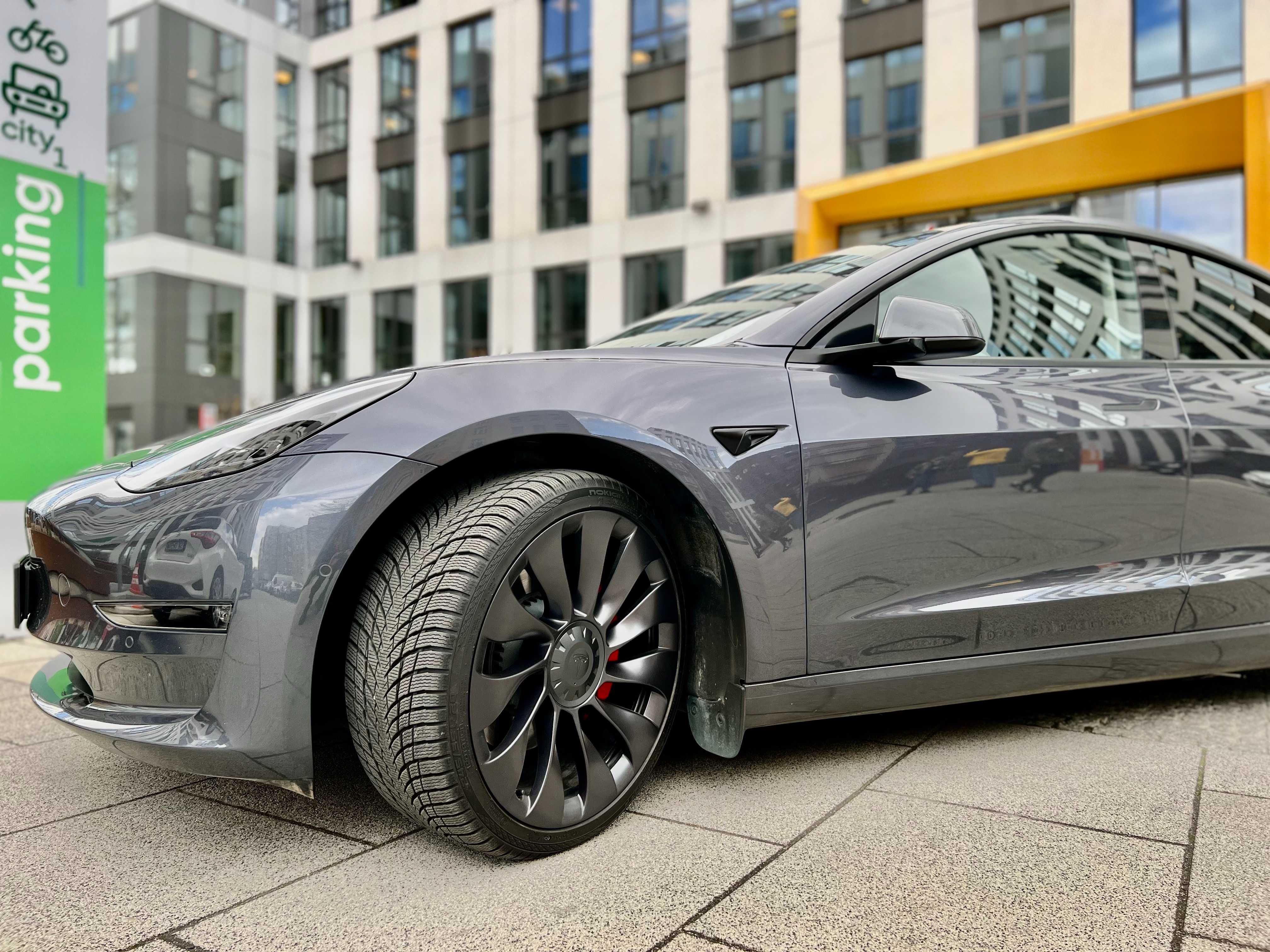 Wynajem samochodu Tesla 3 Performance 3.3sekundy/100km, 521 koni.