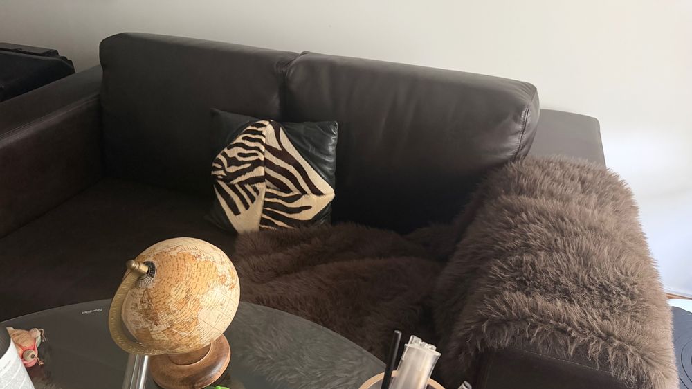 Sofá em pele castanha como novo