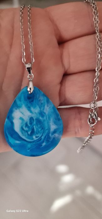 Colares em resina personalizados