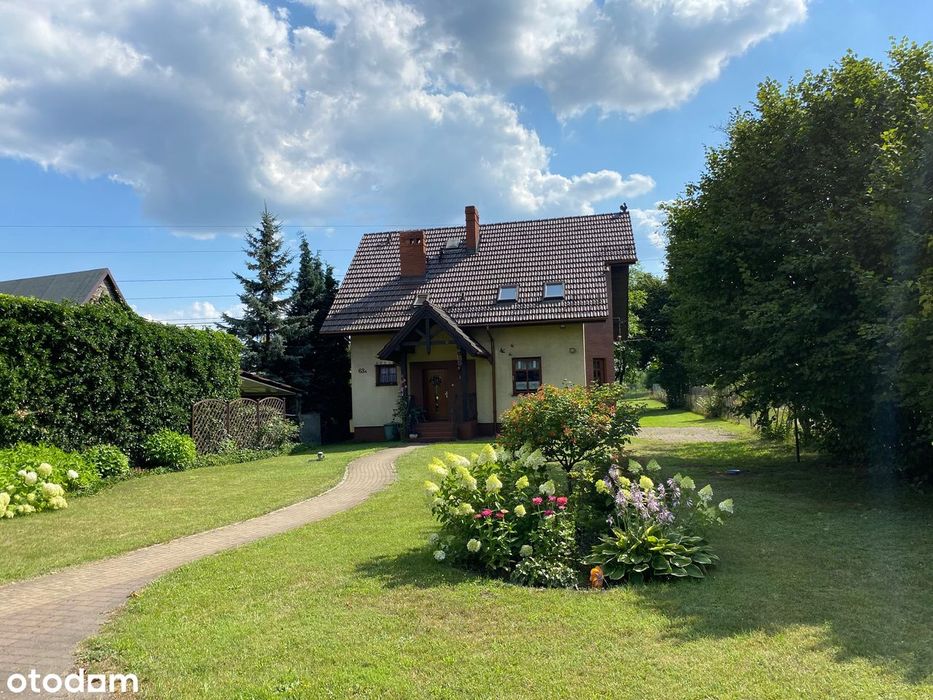 Dom wolnostojący z dużą działką w spokojnej okolicy