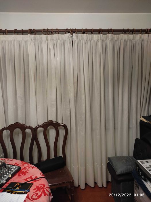 Barão em madeira com acessórios, e duas cortinas