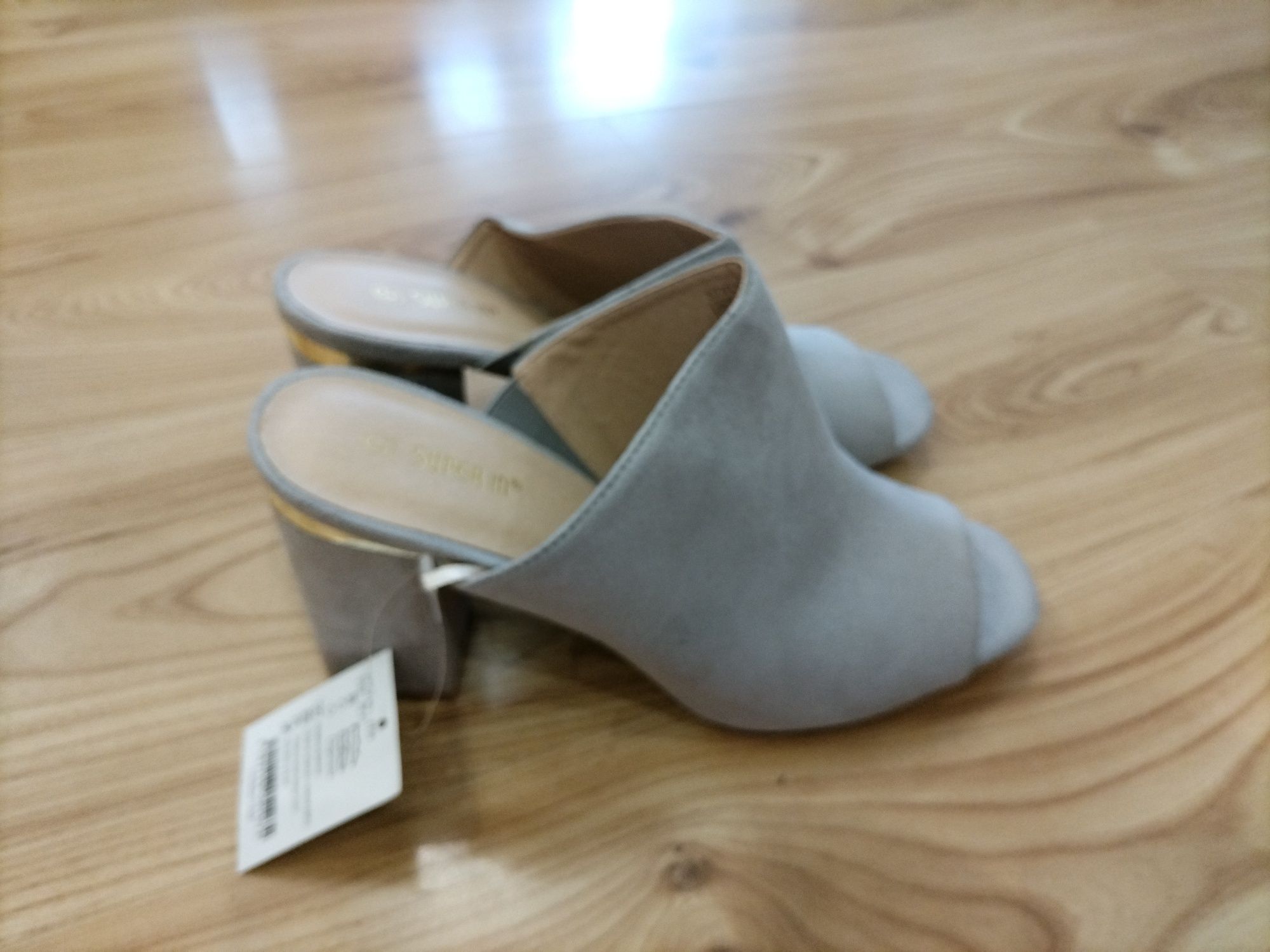 Buty damskie na obcasie klapki