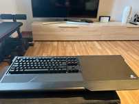 Corsair k63 sem fio com suporte para jogar no sofa