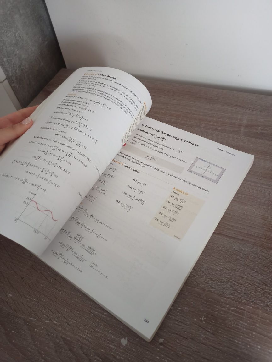 Livro de preparação de exame nacional de matemática 12° ano