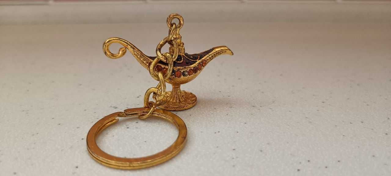 Metalowy breloczek w kształcie Lampy Alladyna.