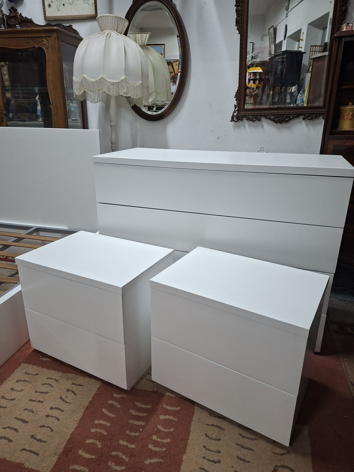 Quarto casal - cama+mesinhas+comoda+estrado