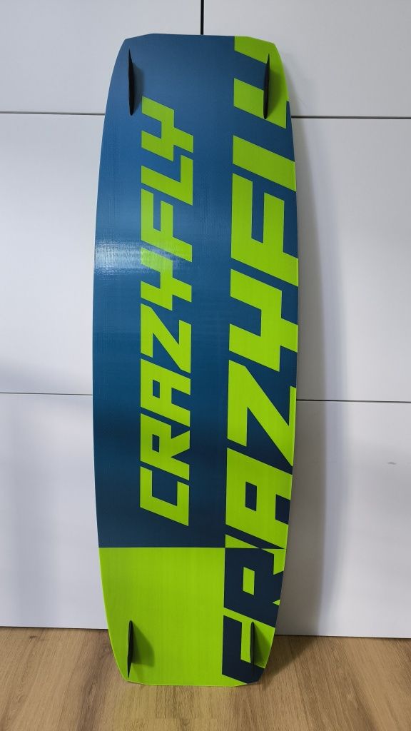 Prancha kitesurf 2025 Crazyfly Acton 145x44 completa
