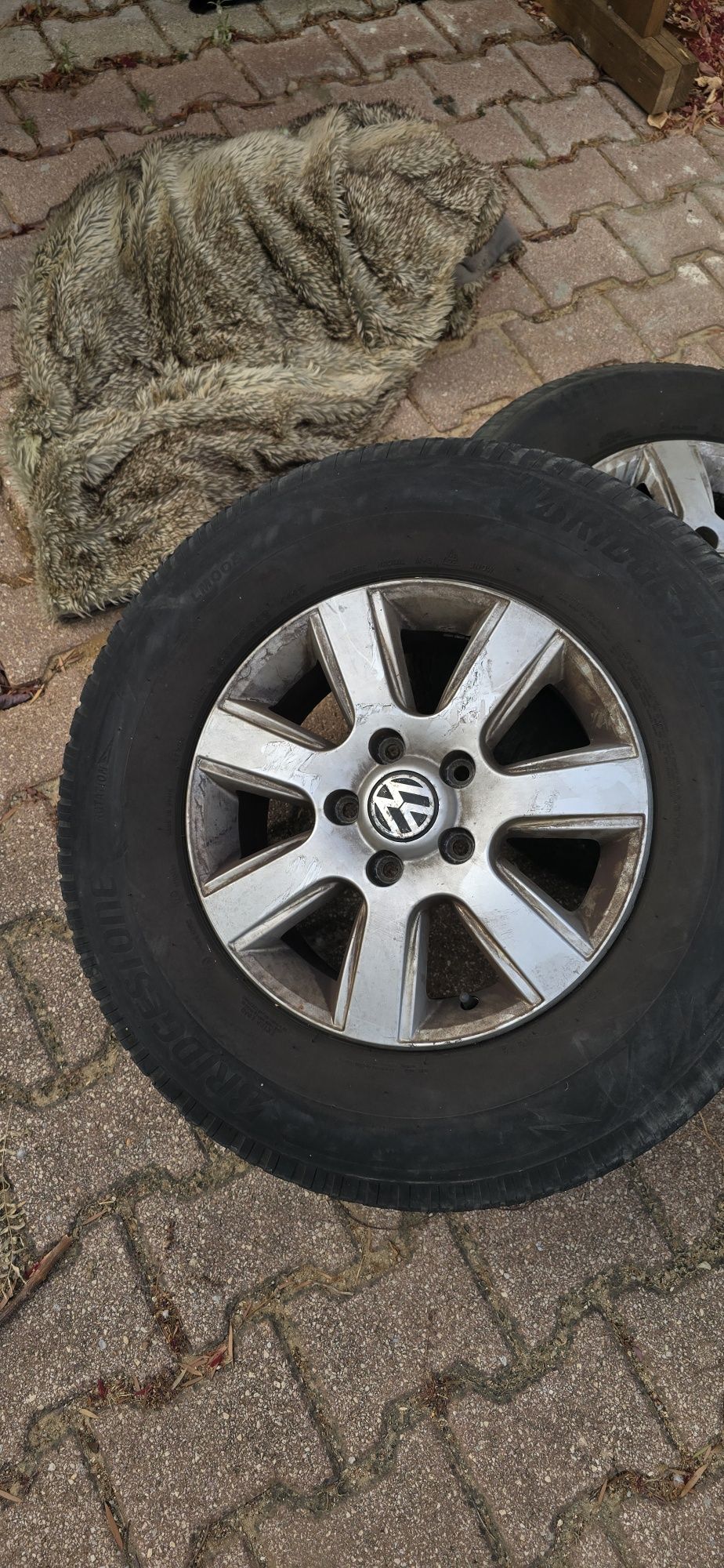 4 jantes originais Volkswagen de 16’’ com pneus de inverno Bridgestone