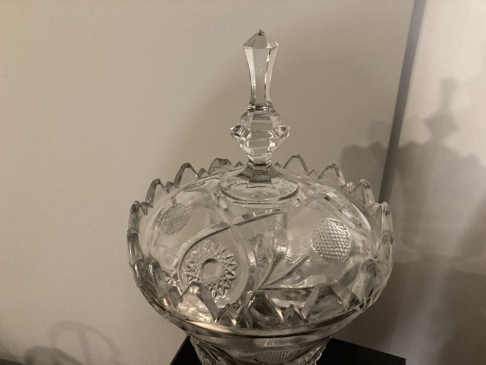 Duża waza kryształowa z pokrywką, prl