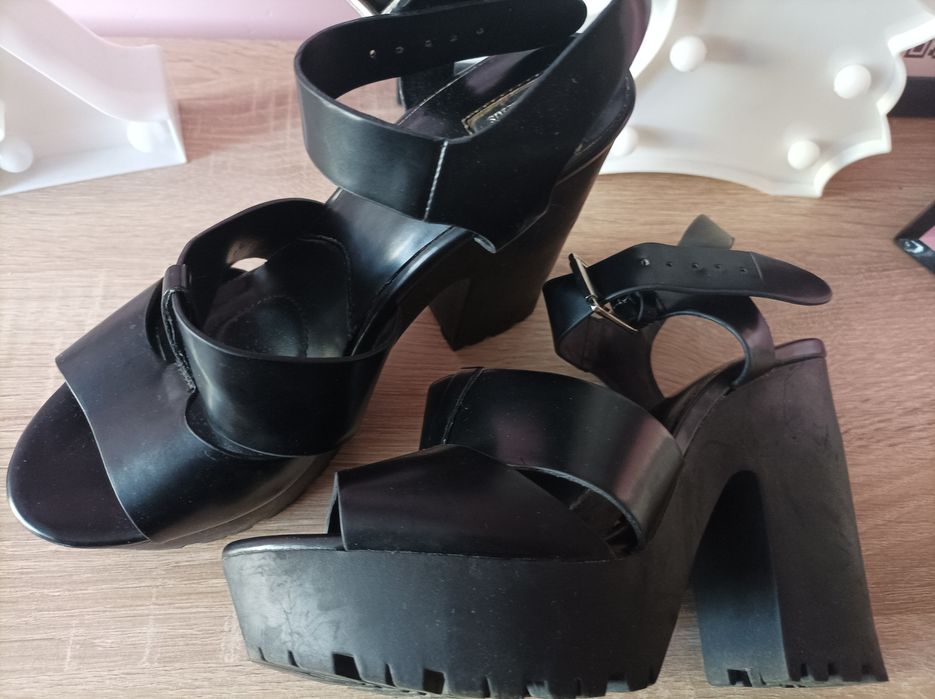 Stradivarius 37 sandały na koturnie