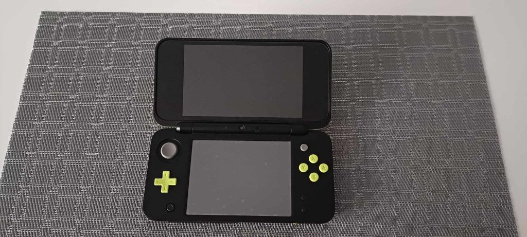New Nintendo 2ds XL w kolorze czarno-zielonym 

Konsola jest w stanie