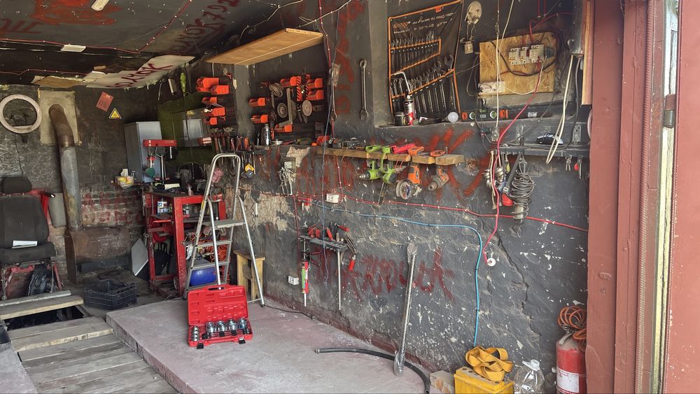 Продам гараж з інструментом під сто