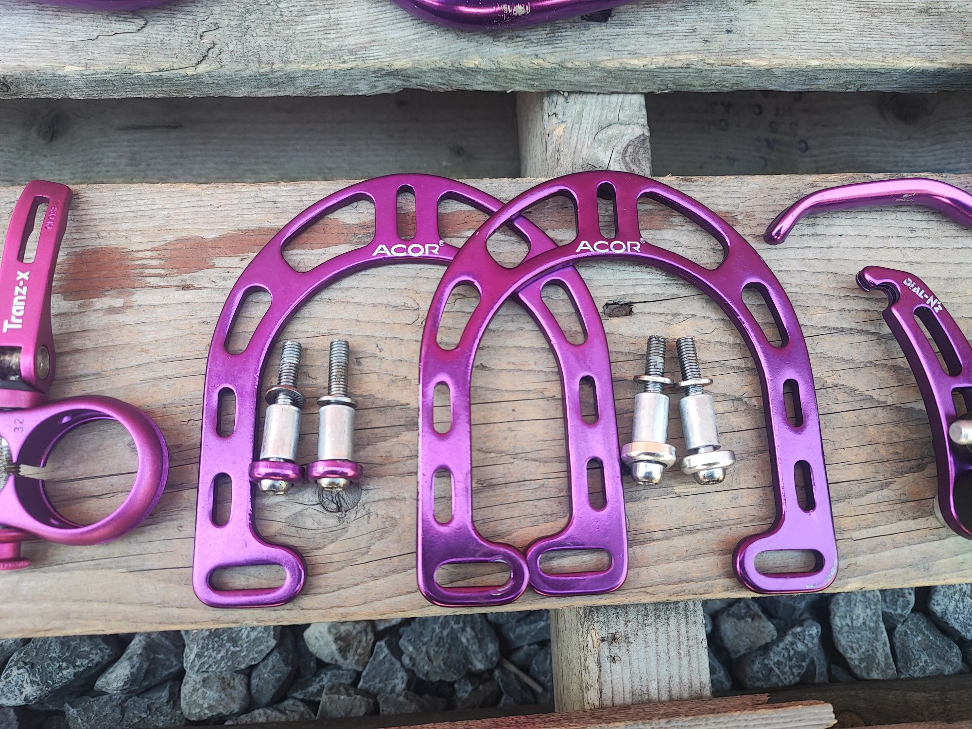 Purpurowe fioletowe części rowerowe sztyca hamulce  Tranz-X retro mtb