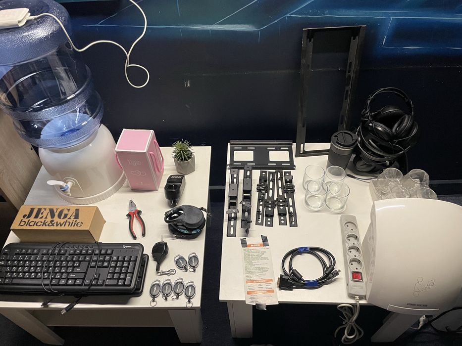 Розпродаж: столи, барна стійка, подовжувачи, кронштейни