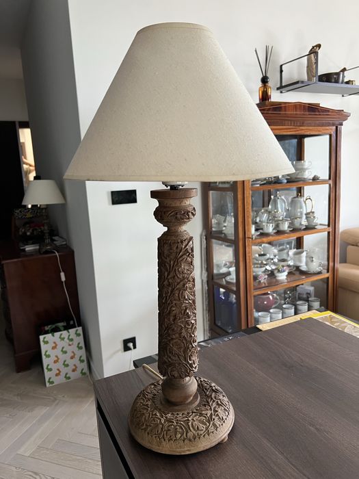 Lampa indyjska z drewna orzechowego ręcznie rzeźbiona