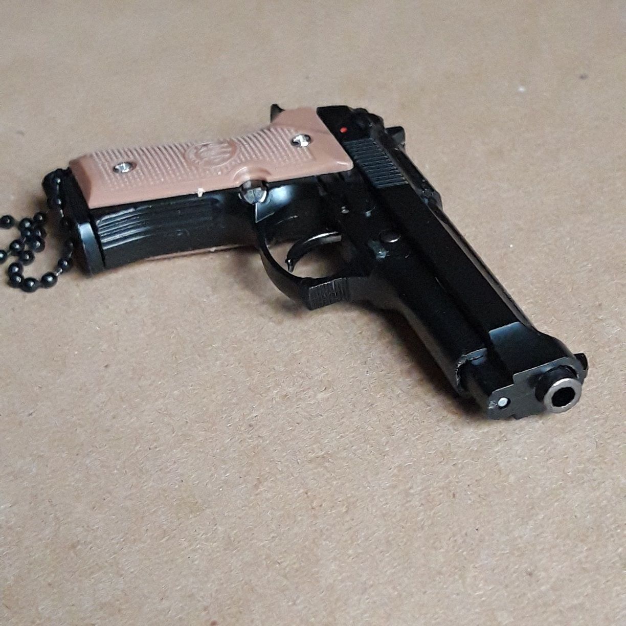 БРЕЛОК, миниатюрный макет пистолета Beretta