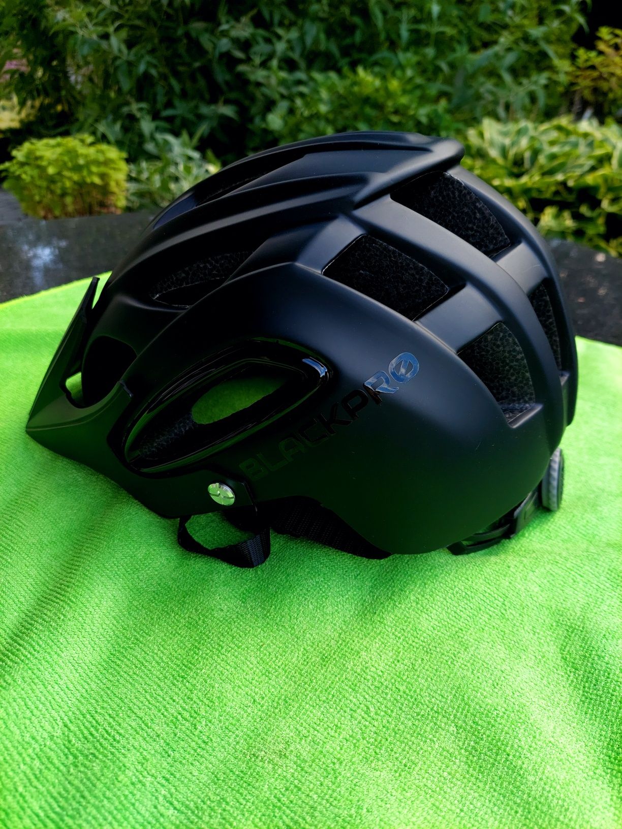 Kask Blackpro, regulowany