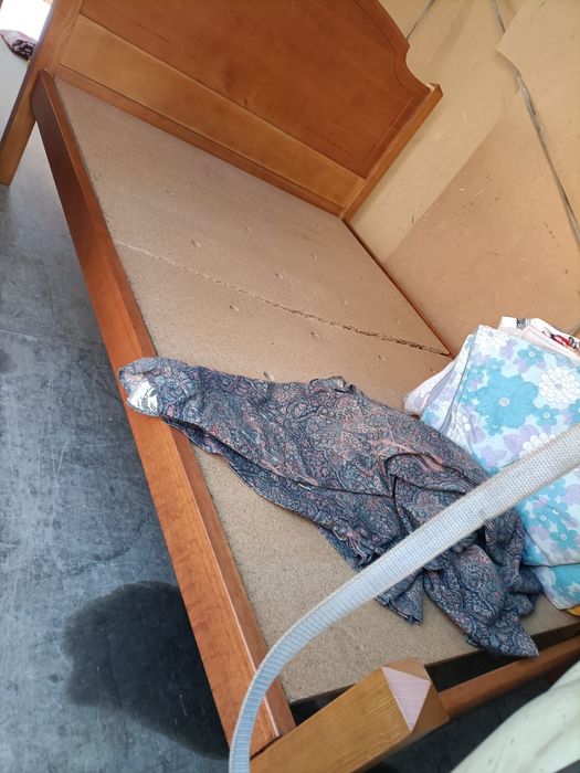 Cama de madeira com estrado