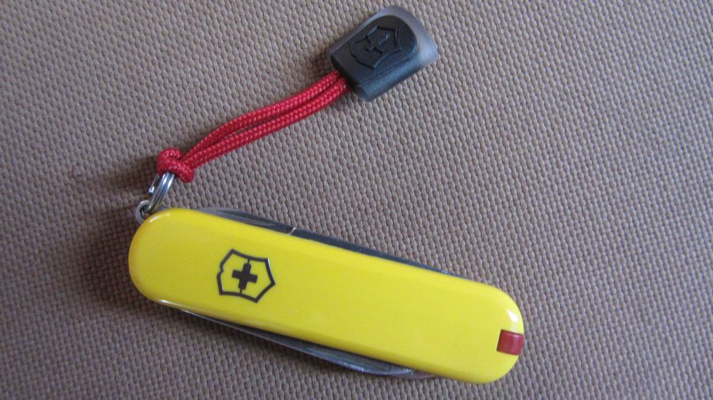 Victorinox Classic SD Emergency-blade, манікюрні ножиці , пилочка.