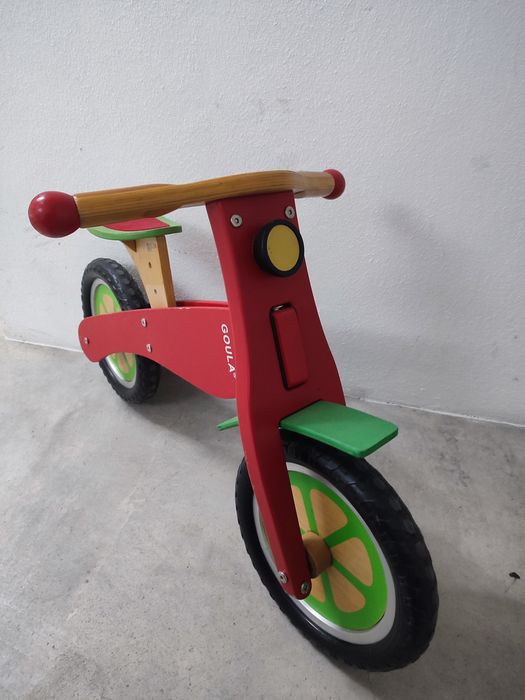 Bicicleta de madeira sem pedais da Goula