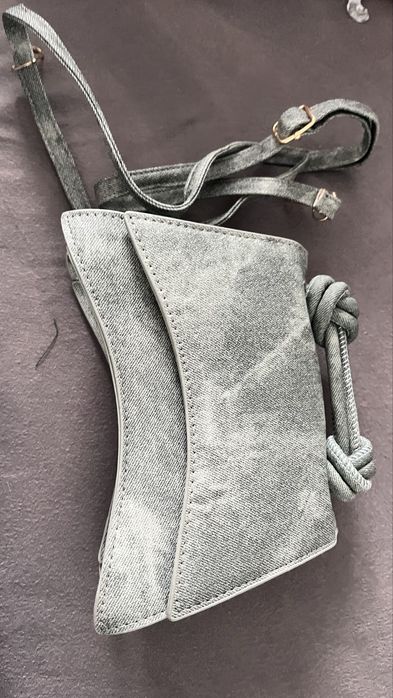 torba o pięknym kolorze i wyjątkowym kształcie