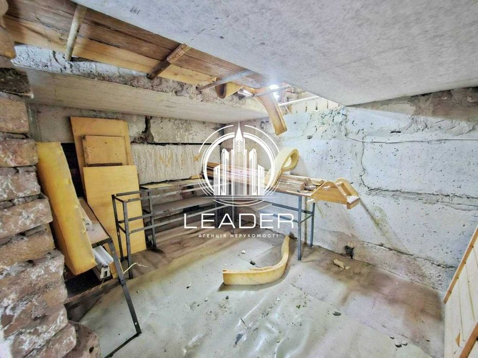 Кирпичный гараж 45 м2, м. Осокорки, Бабича, через дорогу ЖК Причал, 8.