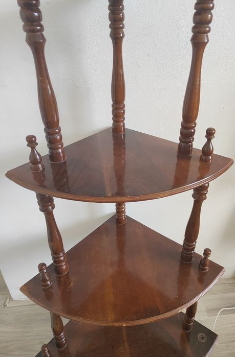 Regał narożny z półkami z drewna.