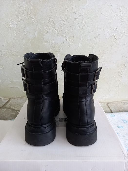 Продам зимові жіночі черевики.