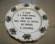 Prato Antigo com dizeres