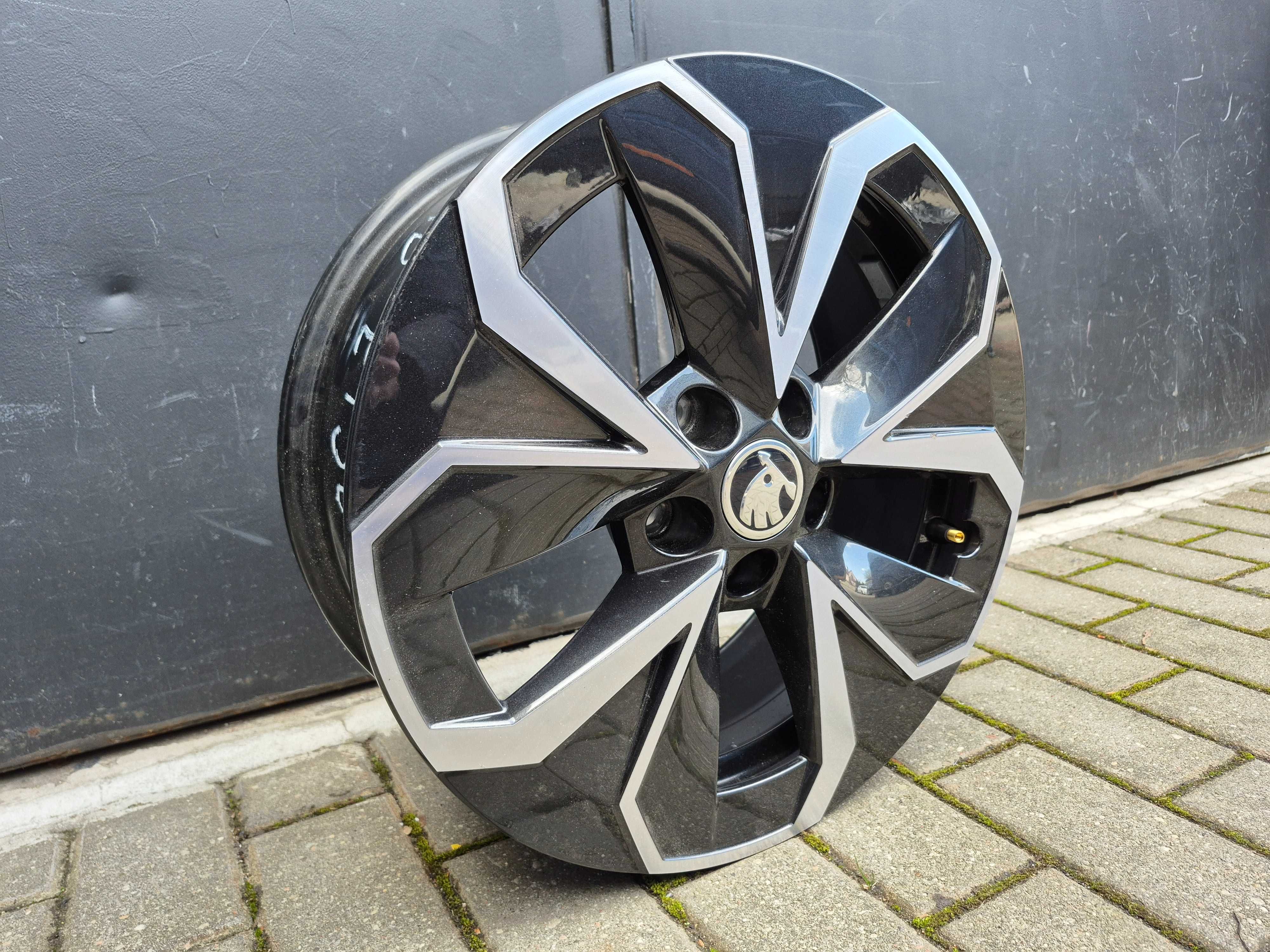 Skoda Kamiq 19- Felga aluminiowa 6.0" x 16" 5x100 ET38 oryginalna