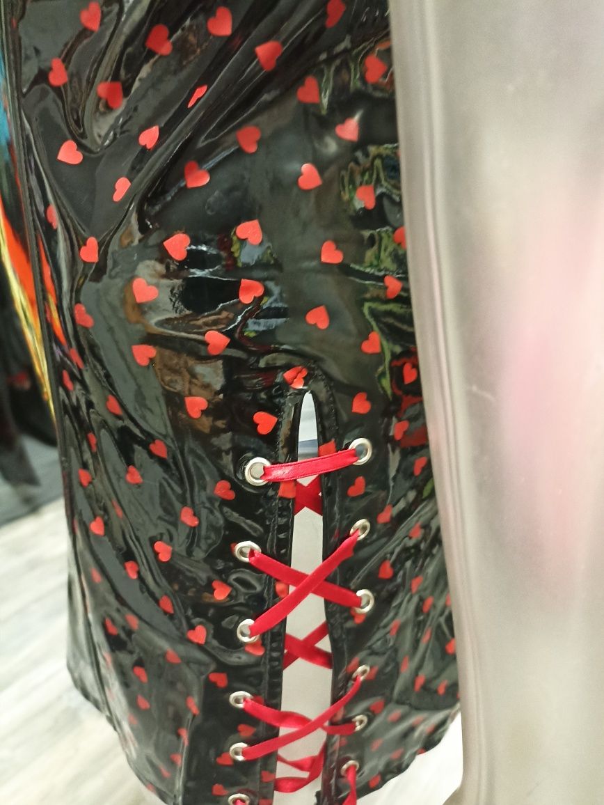Hitowa sukienka latexowa.