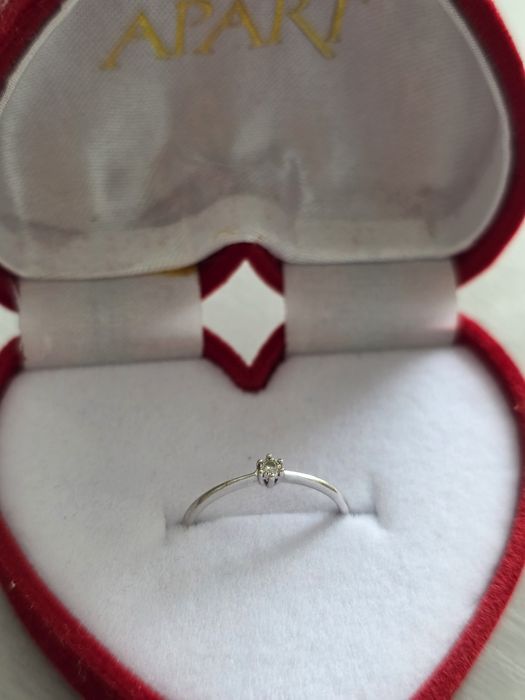 Pierścionek zaręczynowy z białego złota