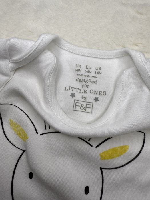 Białe body z żyrafą