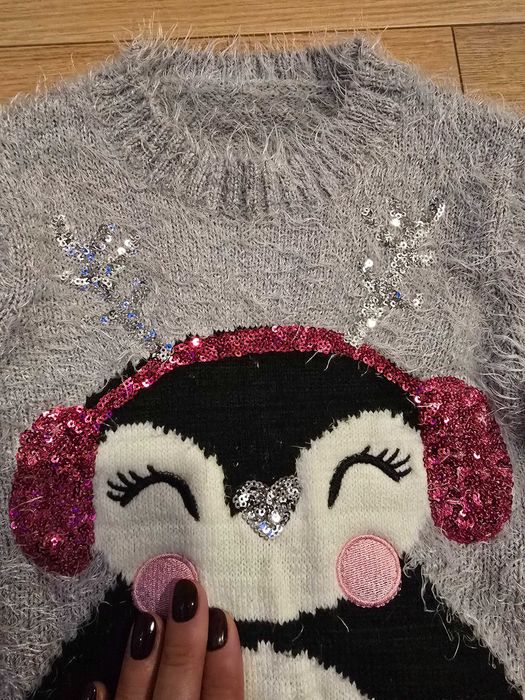 Szary sweterek z pingwinkiem r.128