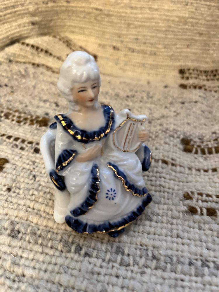 Figurka porcelaniwa dama
