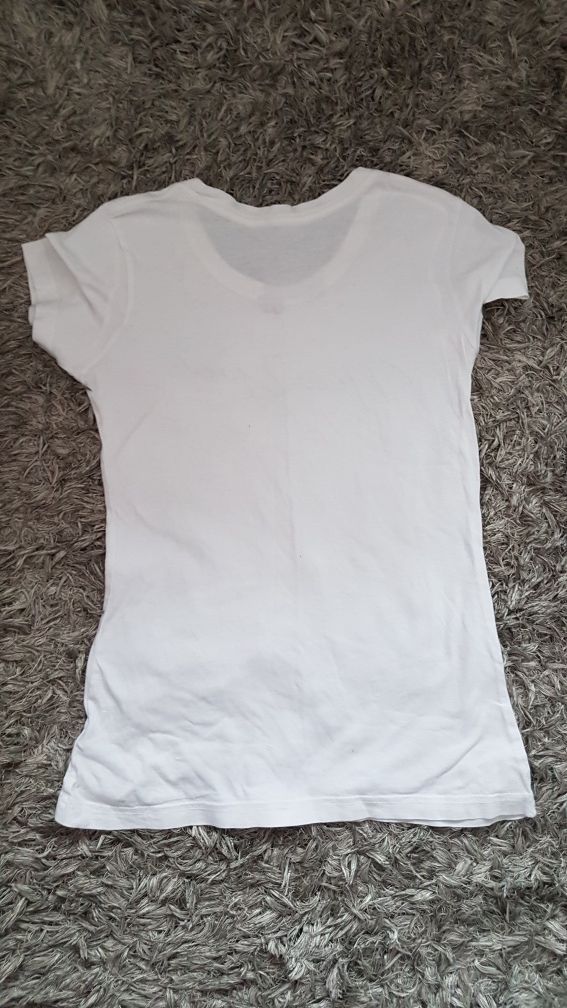 Biały T-shirt z dekoltem w serek z napisem