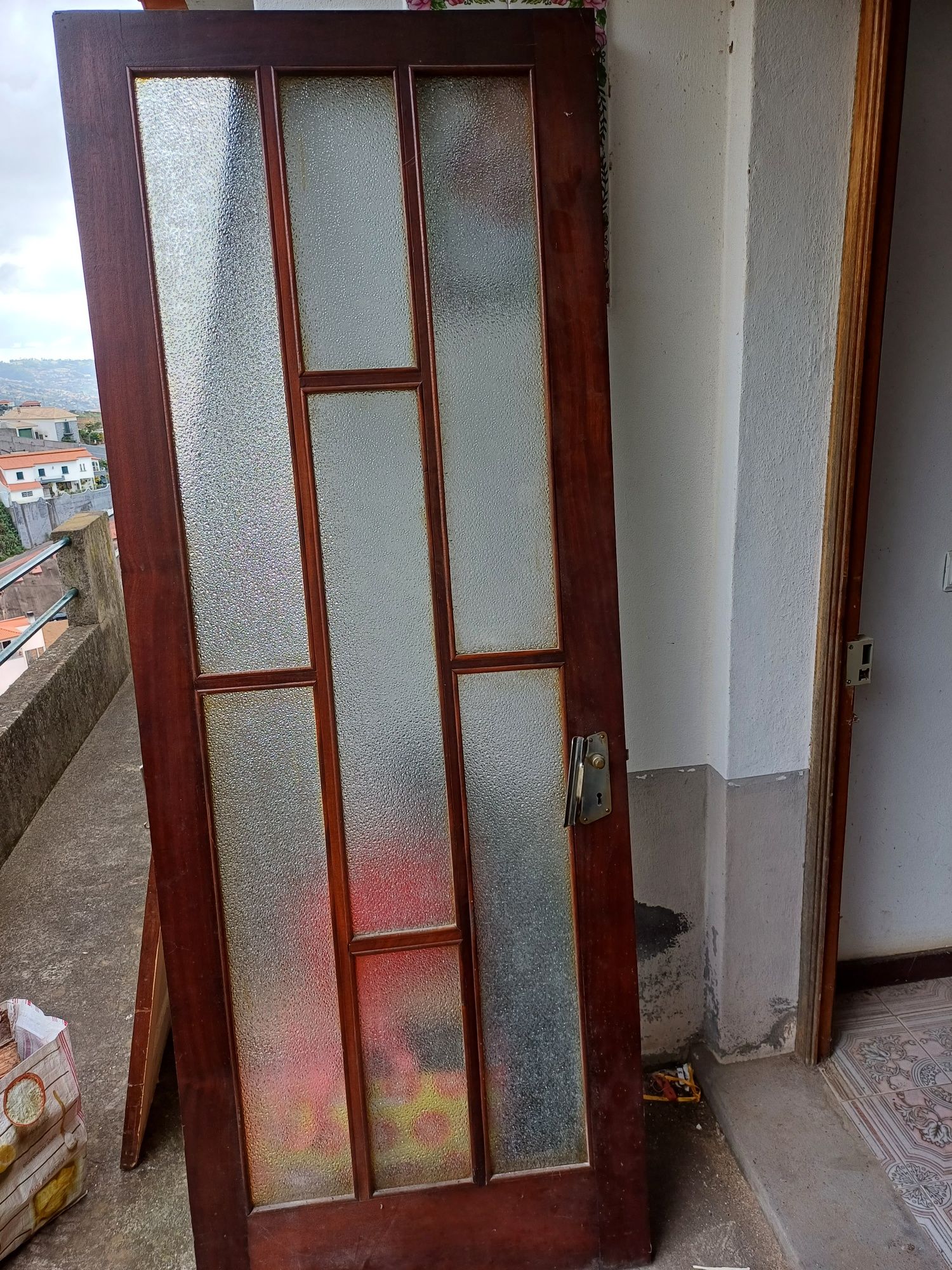 Vendo portas de madeira maciça em Mogno almofadadas.