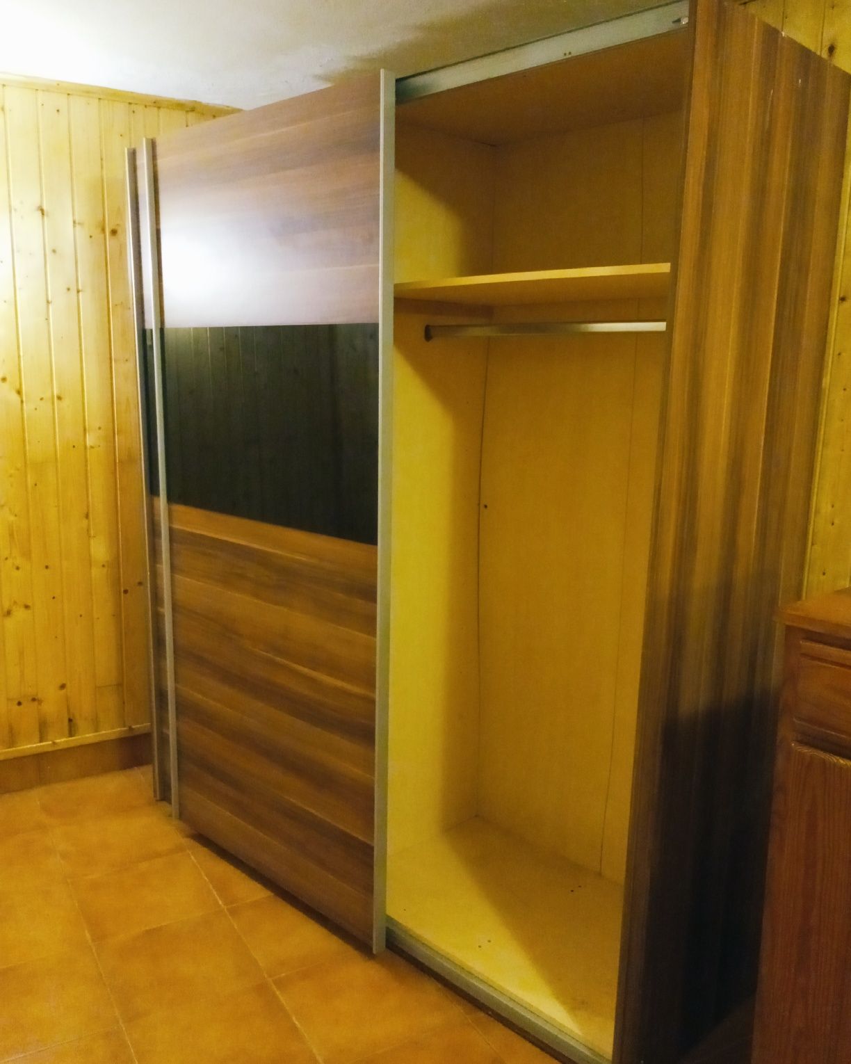 Roupeiro moderno com portas de correr