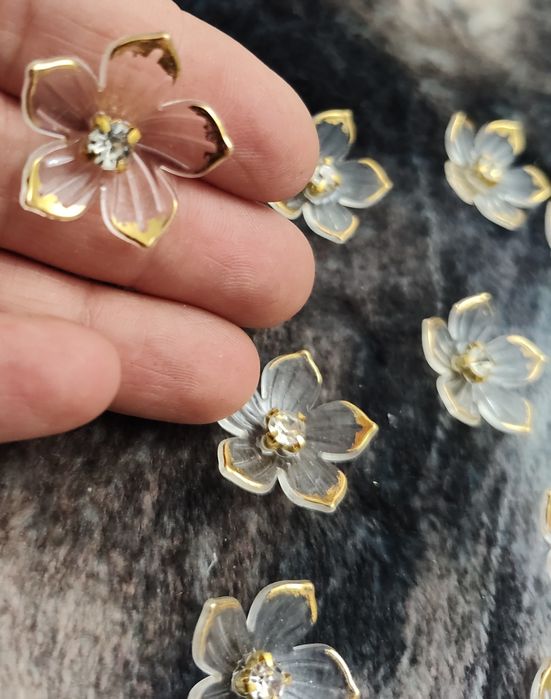 Kwiatki dekoracyjne z krysztalkiem