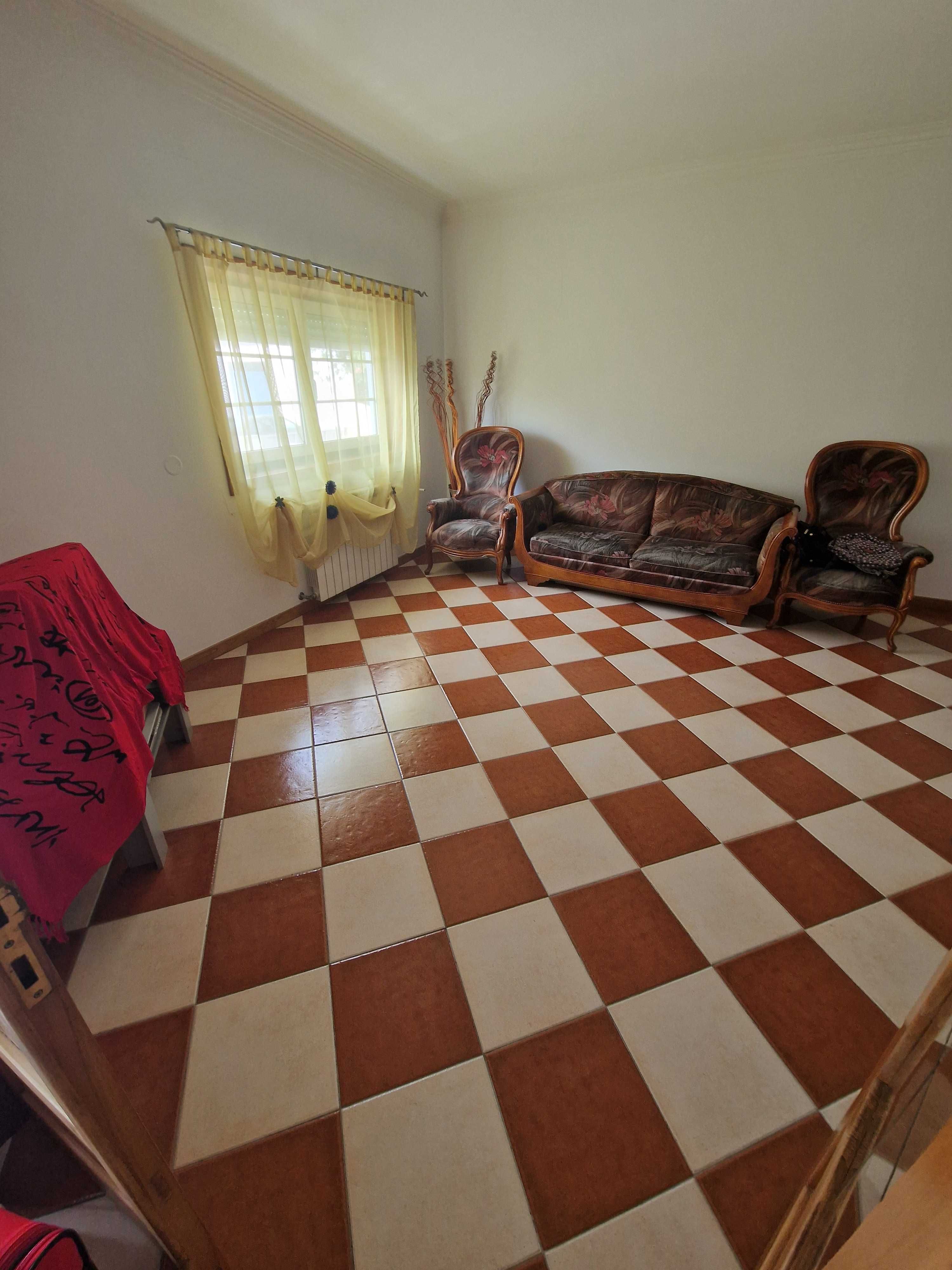 Vende-se casa geminada