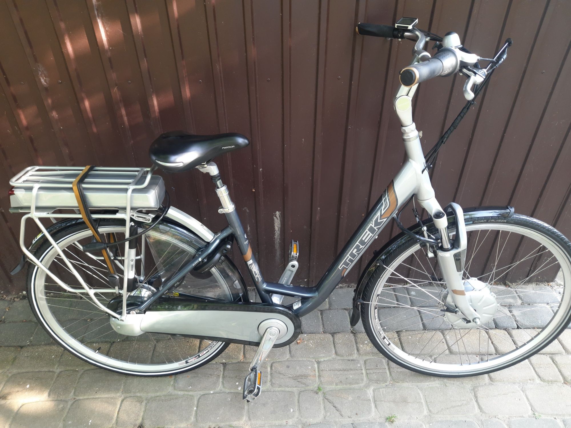 Rower elektryczny Trek Navigator L300