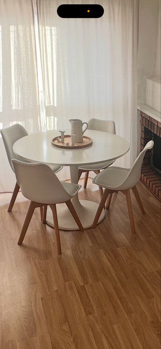 Mesa de jantar com 4 cadeiras