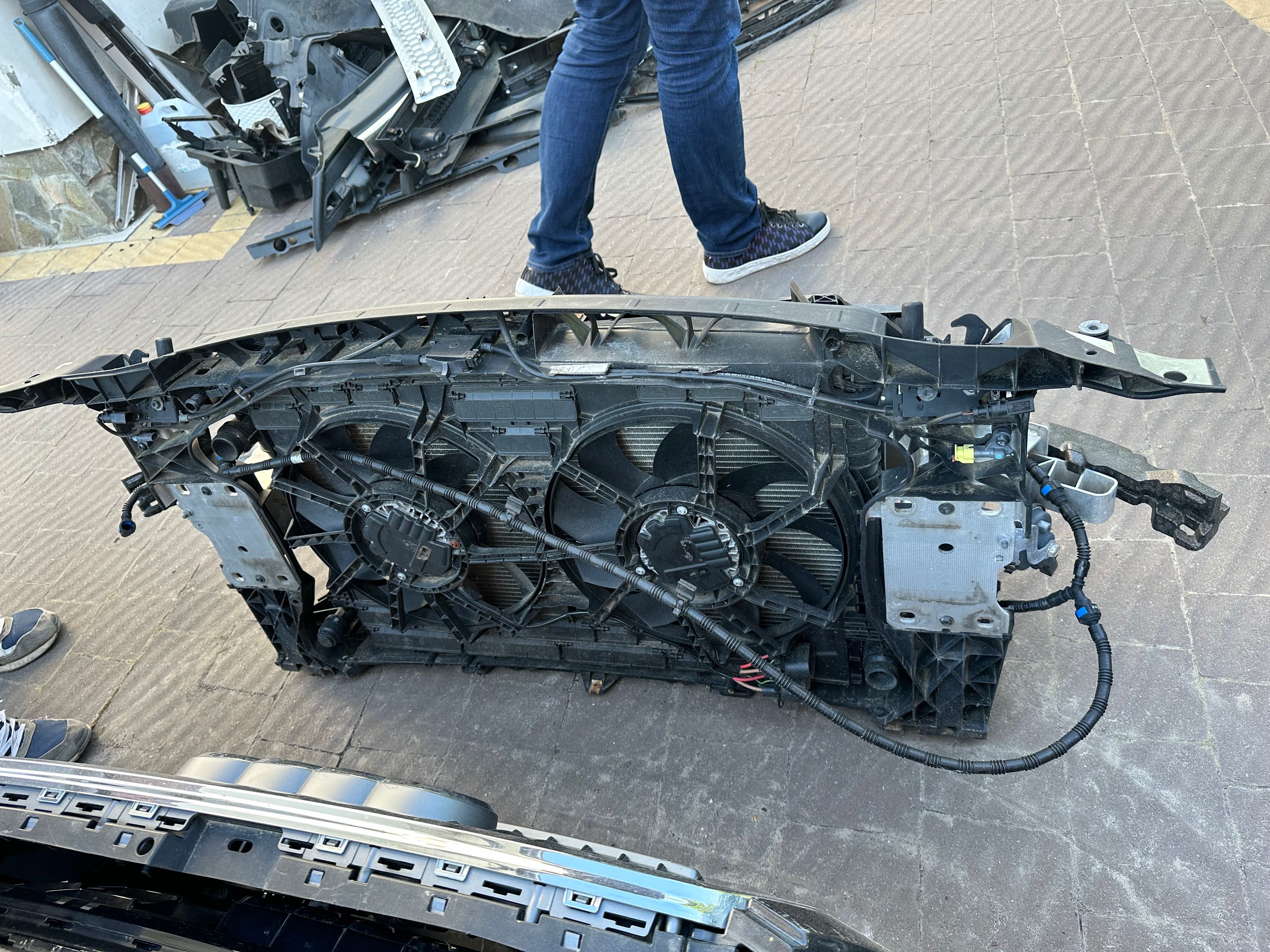 Передня панель радіаторів(телевізор)Audi A4/A5 B9 2016-